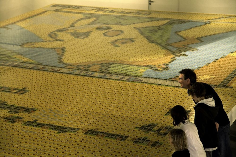 Illustration for article titled Behold the ultimate Pokémon card, made from 12,987 regular-sized cards